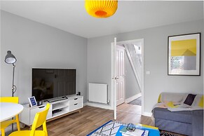 Deco Spacious Townhouse