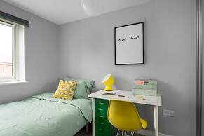 Deco Spacious Townhouse