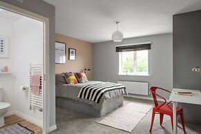 Deco Spacious Townhouse