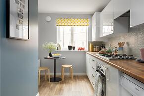 Deco Spacious Townhouse