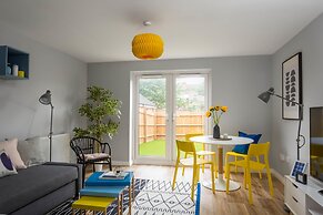 Deco Spacious Townhouse