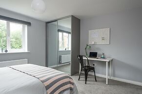 Deco Spacious Townhouse