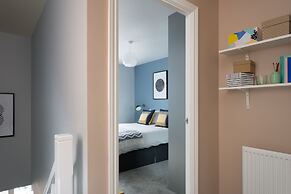 Deco Spacious Townhouse