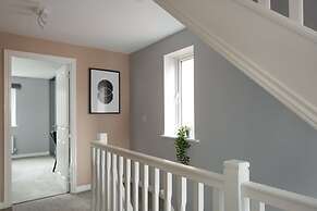 Deco Spacious Townhouse