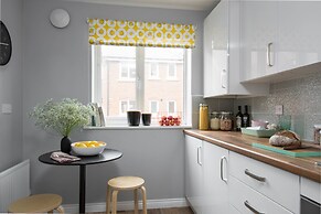 Deco Spacious Townhouse