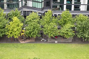 Melbourne Lifestyle Apartments - Best Views on Collins