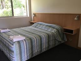 Bull 'n' Bush Hotel Motel