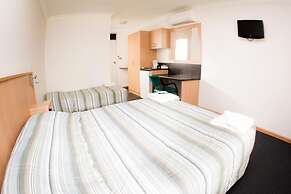 Bull 'n' Bush Hotel Motel