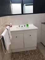 Bull 'n' Bush Hotel Motel