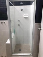 Bull 'n' Bush Hotel Motel