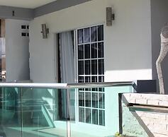 Barefoot Caye Caulker Hotel