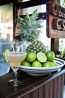 Barefoot Caye Caulker Hotel