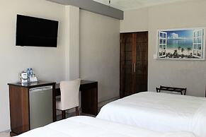 Barefoot Caye Caulker Hotel