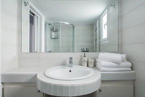 Nephiria, Live like a local next to Acropolis