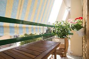 Nephiria, Live like a local next to Acropolis