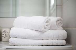 Nephiria, Live like a local next to Acropolis