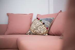 Nephiria, Live like a local next to Acropolis