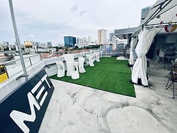 Met A Space Pod @ Arab Street