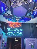 Met A Space Pod @ Arab Street