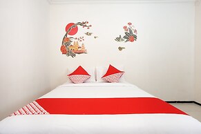 OYO 143 Dukuh Kupang Residence