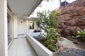 OYO 143 Dukuh Kupang Residence