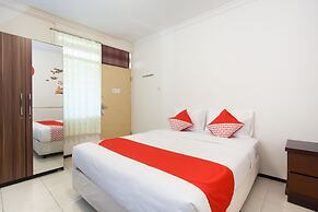 OYO 143 Dukuh Kupang Residence