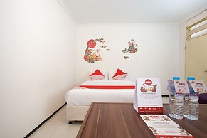 OYO 143 Dukuh Kupang Residence