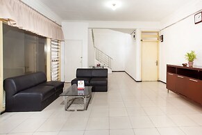 OYO 143 Dukuh Kupang Residence