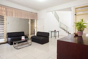 OYO 143 Dukuh Kupang Residence