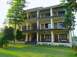 Rhino Land Jungle Lodge