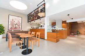 7 Days Premium Hotel