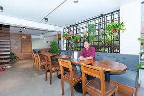 7 Days Premium Hotel