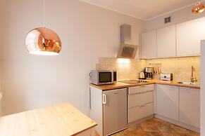 Faust and Mona Lisa Apartments