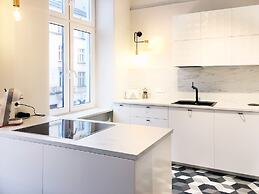 Faust and Mona Lisa Apartments