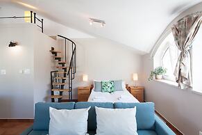 Faust and Mona Lisa Apartments