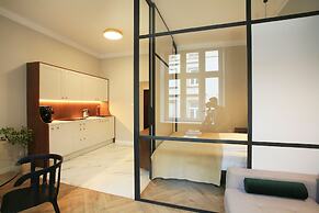 Faust and Mona Lisa Apartments