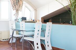 Faust and Mona Lisa Apartments