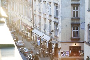 Faust and Mona Lisa Apartments