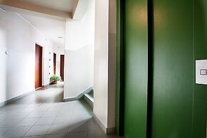 Faust and Mona Lisa Apartments