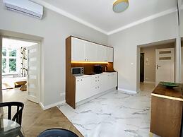 Faust and Mona Lisa Apartments