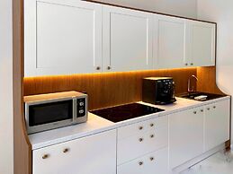 Faust and Mona Lisa Apartments