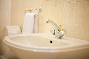 Faust and Mona Lisa Apartments