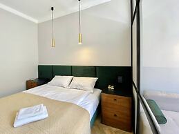 Faust and Mona Lisa Apartments