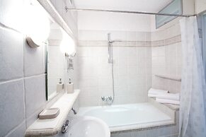 Faust and Mona Lisa Apartments