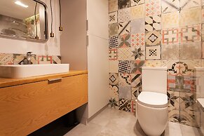 Faust and Mona Lisa Apartments