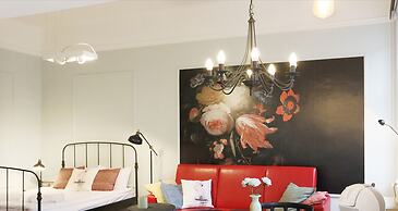 Faust and Mona Lisa Apartments