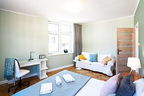 Faust and Mona Lisa Apartments