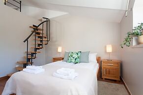 Faust and Mona Lisa Apartments