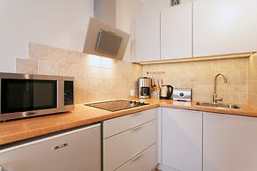 Faust and Mona Lisa Apartments