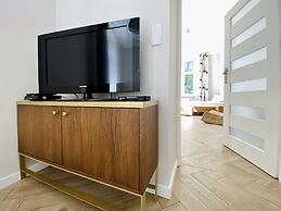 Faust and Mona Lisa Apartments